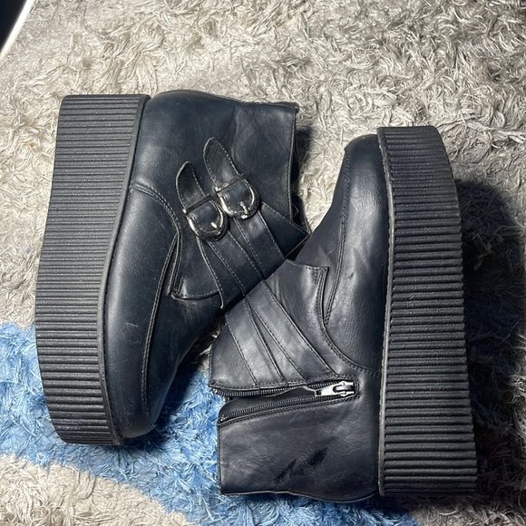 Thick platform shoes . - Picture 2 of 2